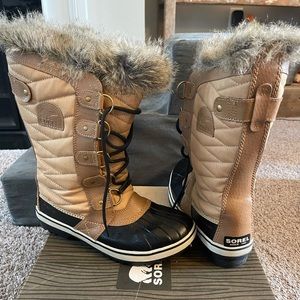 New Sorel TOFINO II WOMENS boots. 7 1/2 curry/fawn.